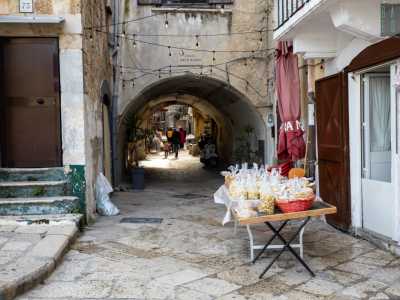 Il primo �stand� a cielo aperto che troviamo si trova ai piedi dell�Arco Basso, venendo dal Castello